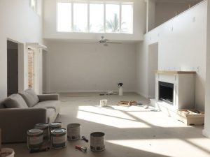 Casă în curs de renovare cu unelte.